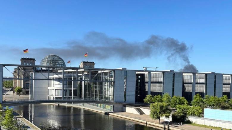 Στις φλόγες υπό κατασκευή ουρανοξύστης στο κέντρο του Βερολίνου - Ακούστηκαν εκρήξεις