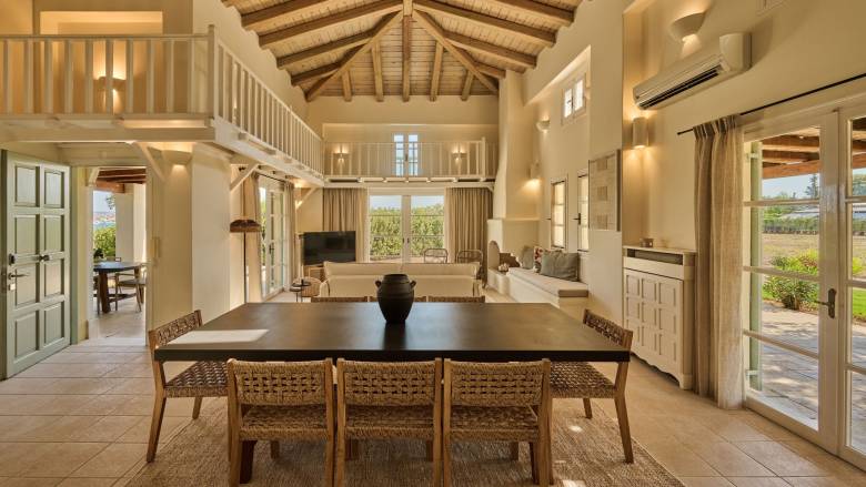 Ειδυλλιακά beach homes, λαχταριστές γεύσεις και προσεγμένα lifestyle vibes στο Πόρτο Χέλι