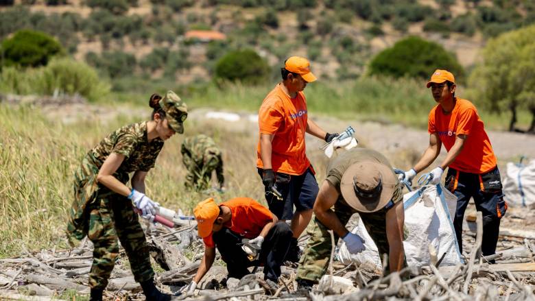 Το Ίδρυμα Αθανάσιος Κ. Λασκαρίδης και οι Ένοπλες Δυνάμεις καθαρίζουν ξανά τις ακτές της Μυτιλήνης