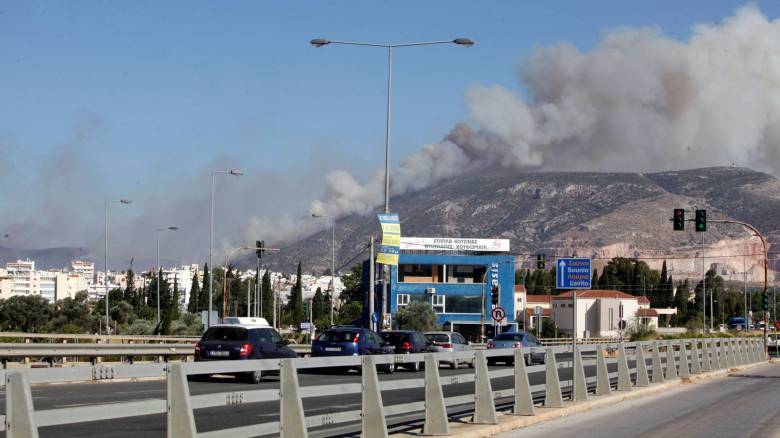 Άνοιξαν οι δρόμοι στο Μαρκόπουλο που είχαν κλείσει λόγω φωτιάς σε χωματερή