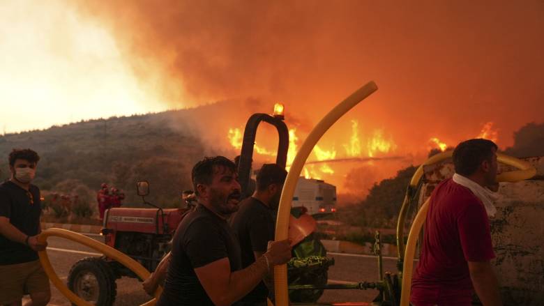 Φλέγεται για τρίτη ημέρα η Σμύρνη - Ανεξέλεγκτη η εξάπλωση των πύρινων μετώπων