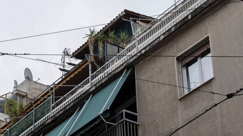 Κορωπί: Συνελήφθη 67χρονη που καλλιεργούσε δενδρύλλια κάνναβης στο μπαλκόνι της