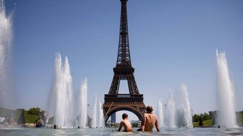 Κλειστή η κορυφή του Πύργου του Άιφελ λόγω καύσωνα - Βουτιές στα σιντριβάνια για τους τουρίστες