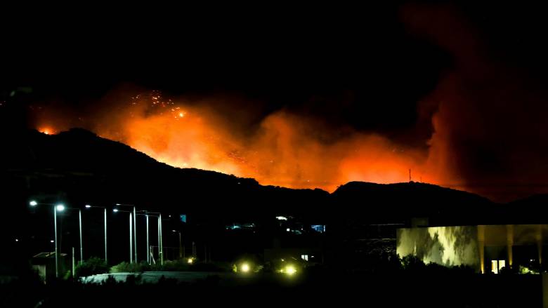 Φωτιά στην Ιεράπετρα: Μάχη για να μην φτάσουν οι φλόγες σε σπίτια, ξενοδοχεία και επιχειρήσεις