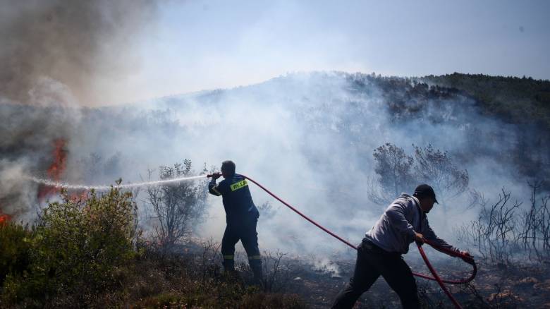 Υπό μερικό έλεγχο η φωτιά στον Μαραθώνα: Αποκαταστάθηκε η κυκλοφορία