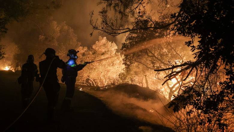 Νύχτα αγωνίας στη Χαλκιδική: Μάχη να μην περάσει η φωτιά στο πευκοδάσος της Βουρβουρούς