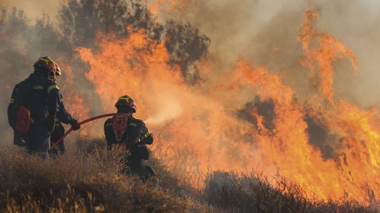 Φωτιά στην Ιεράπετρα: Διάσπαρτες εστίες με συνεχείς αναζωπυρώσεις από τους δυνατούς ανέμους