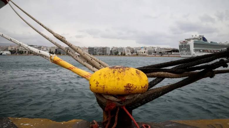Φωτιά στην Ραφήνα: Στο Λαύριο θα δένουν τα πλοία λόγω των πυκνών καπνών