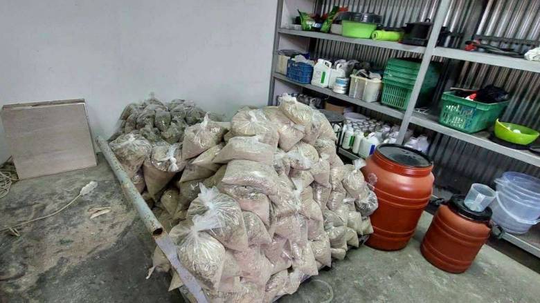 Επιχείρηση της ΕΛ.ΑΣ για εργοστάσιο παρασκευής κοκαΐνης στα νότια προάστεια - Έντεκα συλλήψεις