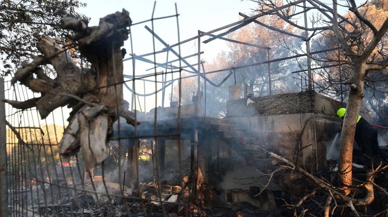 Σε ύφεση η φωτιά στο Πικέρμι: Καμένα σπίτια και απεγκλωβισμοί - Συνεχίζονται οι κατασβέσεις
