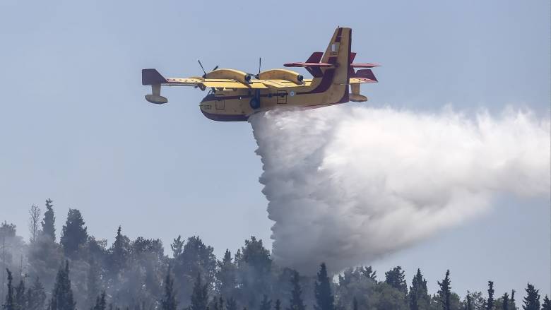 Σε τρία μέτωπα η μάχη με τη φωτιά στην Ιεράπετρα - Έφτασαν στο νησί ενισχύσεις από την Αθήνα