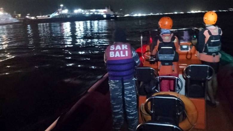 Ναυάγιο πορθμείου στην Ινδονησία: Ξανάρχισαν οι έρευνες - Αγνοούνται ακόμη 30 άνθρωποι