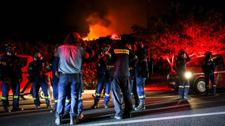 Ανεξέλεγκτη η φωτιά στην Ιεράπετρα με νέο μέτωπο τη νύχτα - Κάηκαν σπίτια, εκκενώθηκαν οικισμοί