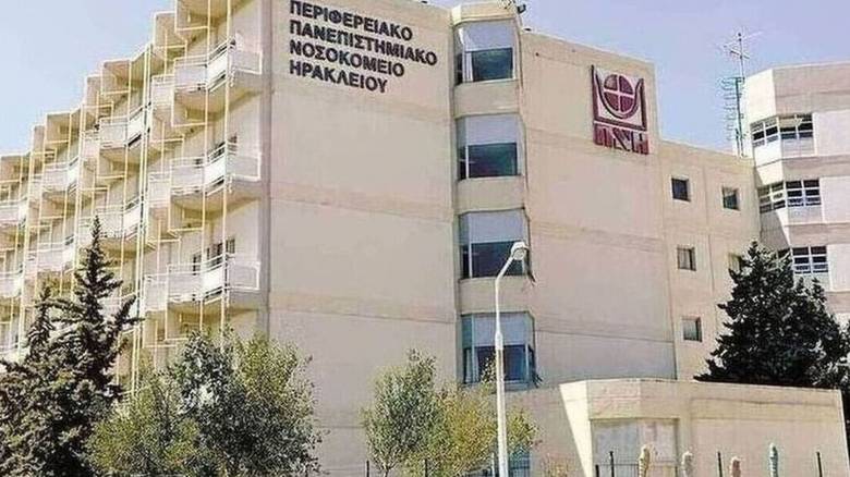 Ανατριχιαστικό βίντεο στο Ηράκλειο: Αυτοκίνητο εμβόλισε διανομέα που είχε σταματήσει σε διάβαση