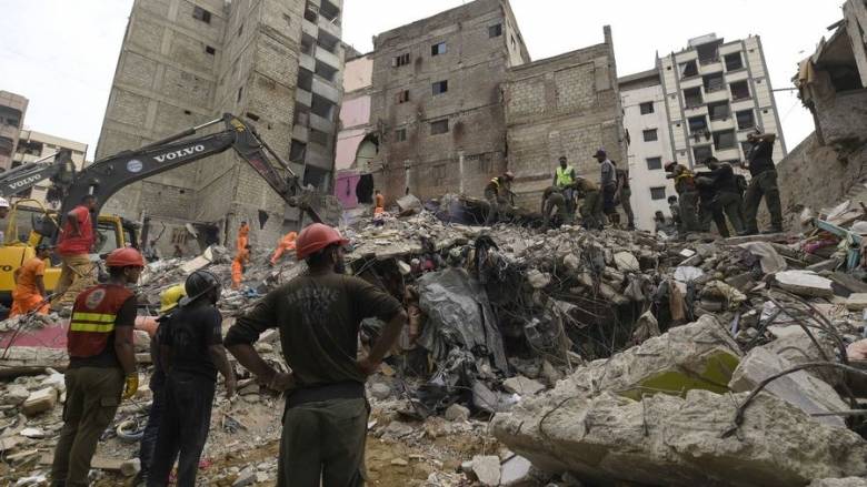 Πακιστάν: Τουλάχιστον επτά νεκροί από την κατάρρευση πενταώροφης πολυκατοικίας