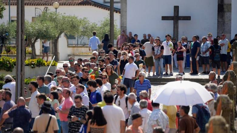 Πλήθος κόσμου αποχαιρετά τον Ντιόγκο Ζότα - Στην Πορτογαλία και οι συμπαίκτες του για την κηδεία
