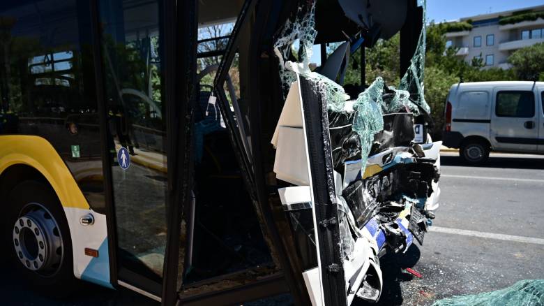 «Πανικός, είδα γυαλιά και αίματα»: Συγκλονίζουν οι μαρτυρίες από τη σύγκρουση λεωφορείων στη Βούλα