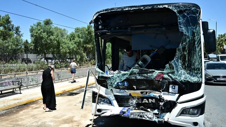 Τροχαίο στην παραλιακή: Πώς συγκρούστηκαν τα δύο λεωφορεία - Η αδιαθεσία της οδηγού