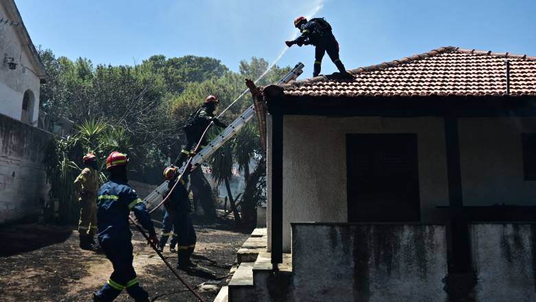 Σε ύφεση η φωτιά στο Κορωπί - Μάχη της Πυροσβεστικής με διάσπαρτες εστίες