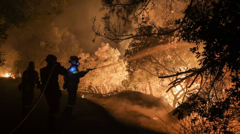 Ολονύχτια μάχη με τις φλόγες στην Εύβοια - Ανεξέλεγκτη η φωτιά στα Μεσοχώρια, εκκενώθηκε οικισμός