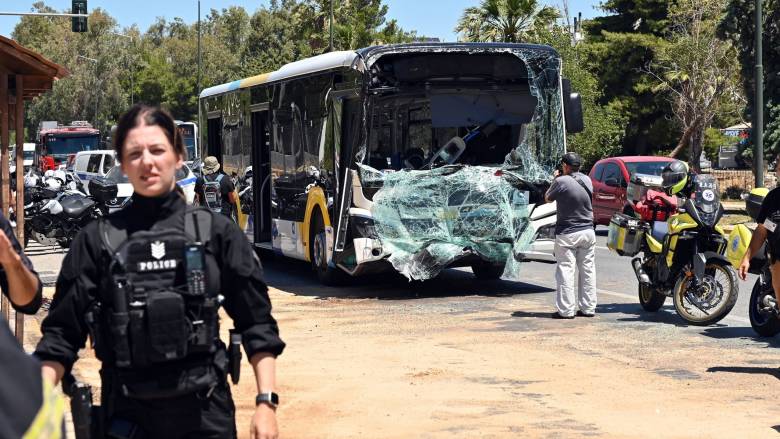 Σύγκρουση λεωφορείων στην παραλιακή: Στους 32 οι τραυματίες - Οι τρεις σοβαρά
