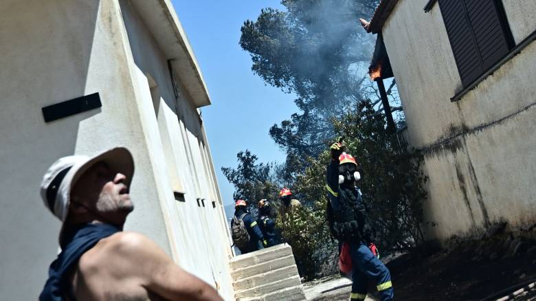 Πυροσβεστική: Μικρές εστίες στη φωτιά στο Κορωπί - Ακόμα μία σύλληψη για την πυρκαγιά στη Χίο