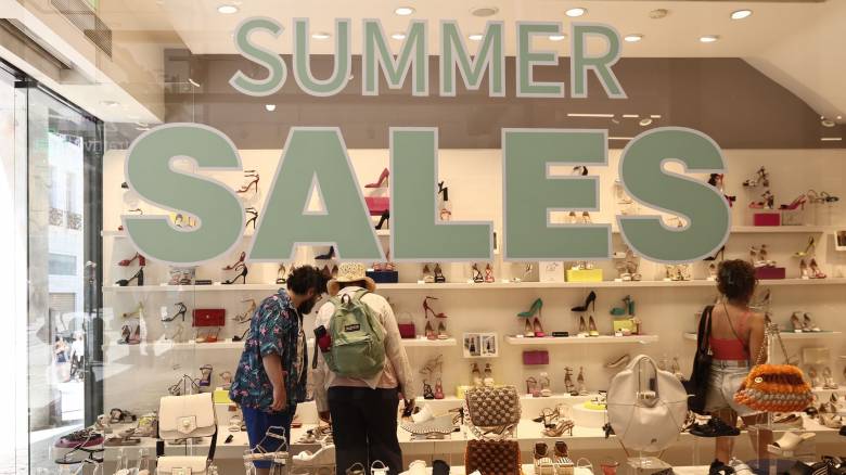 Λιανεμπόριο: Στη «μάχη» των προσφορών πριν από τις θερινές εκπτώσεις