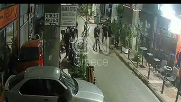 Καρέ καρέ η στιγμή της άγριας συμπλοκής με πυροβολισμούς στον Πειραιά - Αποκλειστικό βίντεο