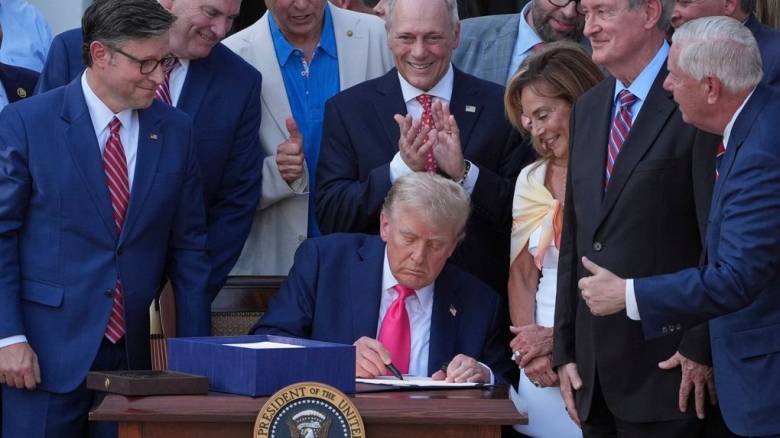 Ο Τραμπ υπέγραψε το δημοσιονομικό νομοσχέδιο σε εκδήλωση για τον εορτασμό της «Ημέρας Ανεξαρτησίας»
