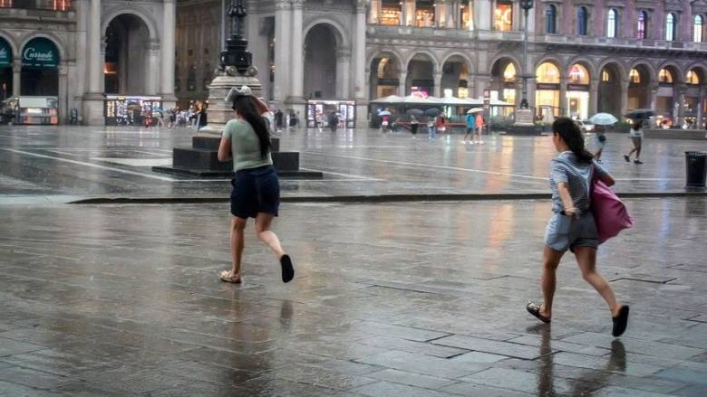 Μιλάνο: Μια γυναίκα έχασε τη ζωή της από πτώση δέντρου λόγω κακοκαιρίας