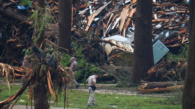 «Θεέ μου, παρασυρόμαστε»: Επιζώντες περιγράφουν την διαφυγή τους από τις φονικές πλημμύρες στο Τέξας