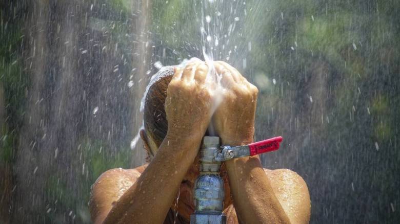 Καύσωνας: Τι είναι η ηλίαση και τι η θερμοπληξία - Πώς να προστατευτείτε