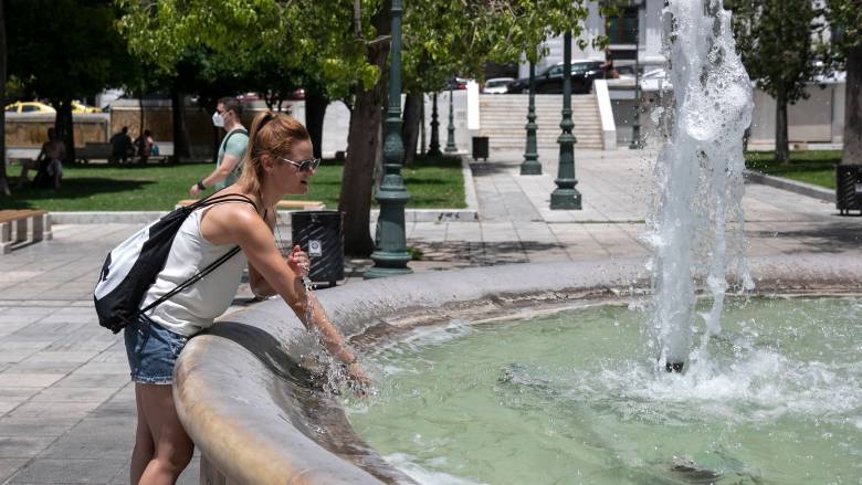 «Σιωπηλός δολοφόνος»: Όλα όσα πρέπει να γνωρίζετε για τους καύσωνες - Ποια τα μέτρα προστασίας