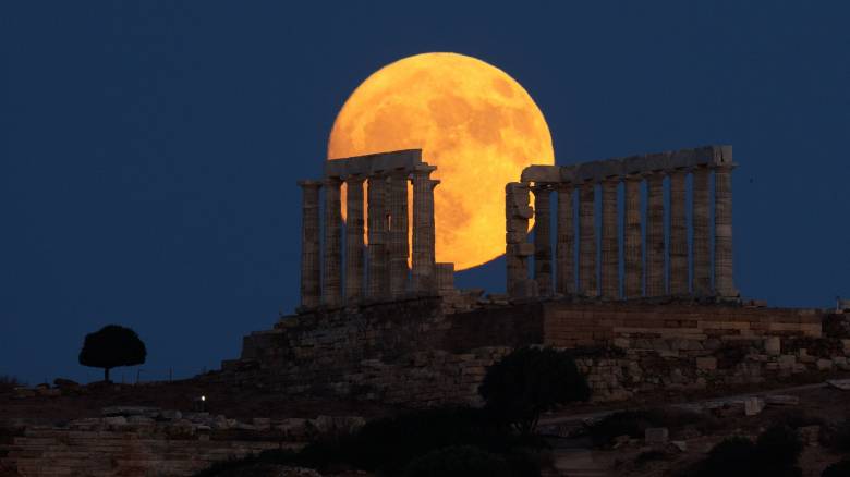 Πανσέληνος Ιουλίου: Πότε θα δούμε στον ουρανό το «Φεγγάρι του Κόκκινου Ελαφιού»