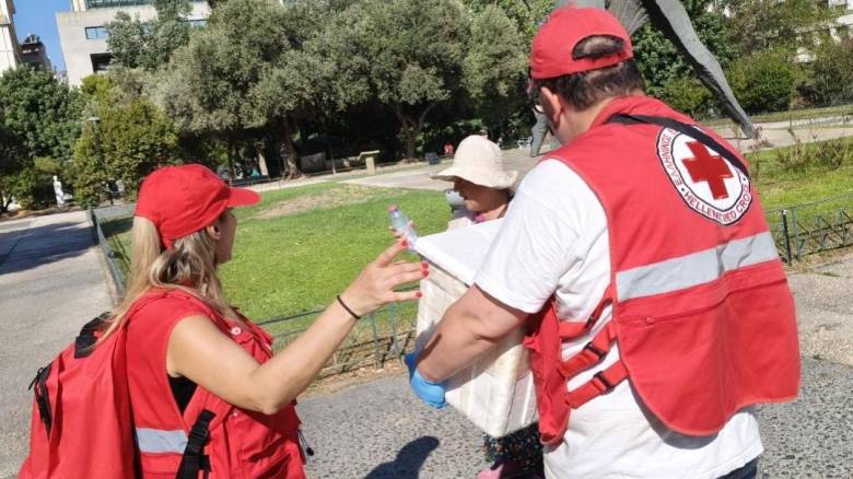 Ο Ελληνικός Ερυθρός Σταυρός πραγματοποιεί έκτακτη δράση υποστήριξης αστέγων λόγω του καύσωνα