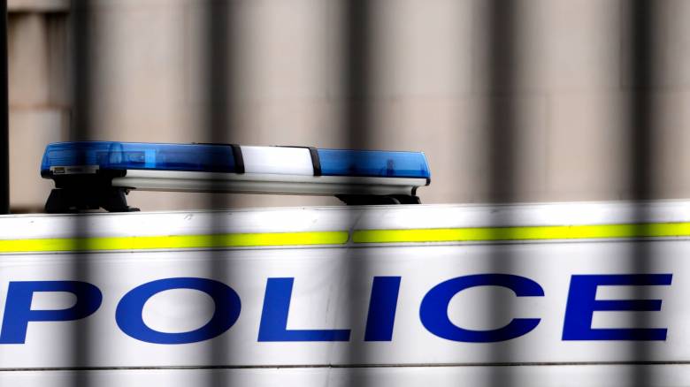 Οι βρετανικές Αρχές πυροβόλησαν άνδρα με αλυσοπρίονο έξω από πάμπ στο Κεντ