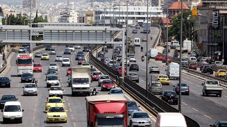 Κίνηση: Ταξί τυλίχθηκε στις φλόγες στη Λεωφόρο Ποσειδώνος στο ρεύμα προς Πειραιά