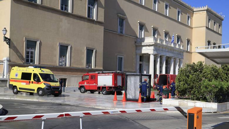 Βουλή: Λήξη συναγερμού για τον «ύποπτο» φάκελο - Δεν περιείχε σκόνη