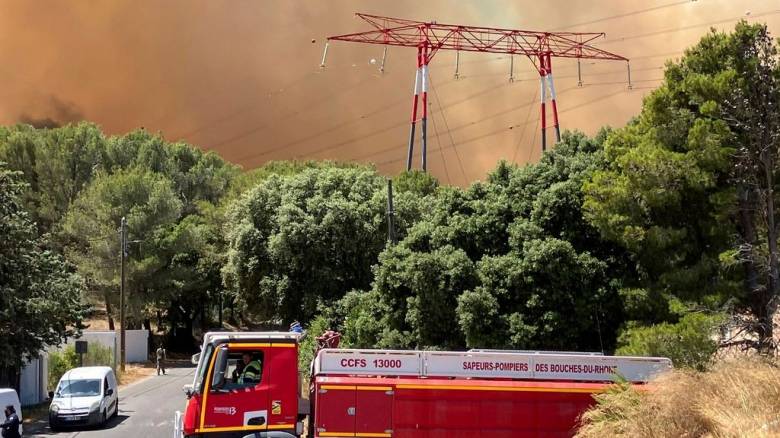 Γαλλία: Η πυρκαγιά στη Μασσαλία κινείται προς την πόλη - Στα σπίτια τους κλείνονται οι κάτοικοι