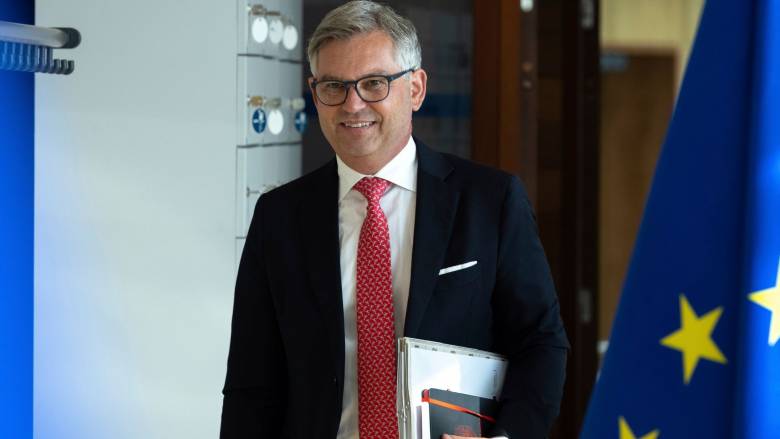 Επίτροπος ΕΕ για Μετανάστευση: Πρέπει να συνεργαστούμε με τον Χαφτάρ για να σταματήσουμε τον Πούτιν