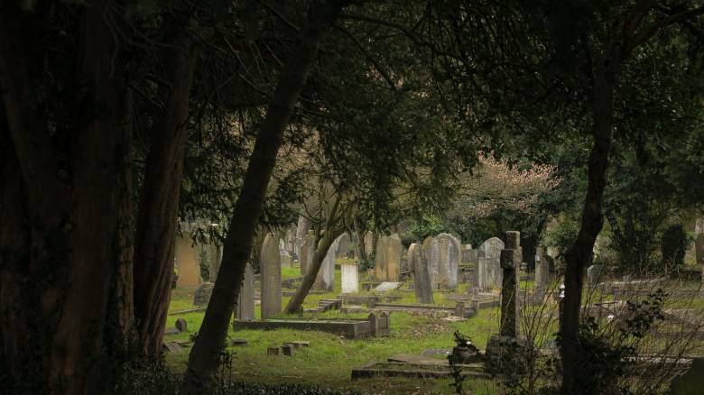 Τα QR στους τάφους που αναστάτωσαν τη Γερμανία – Πώς λύθηκε το μυστήριο