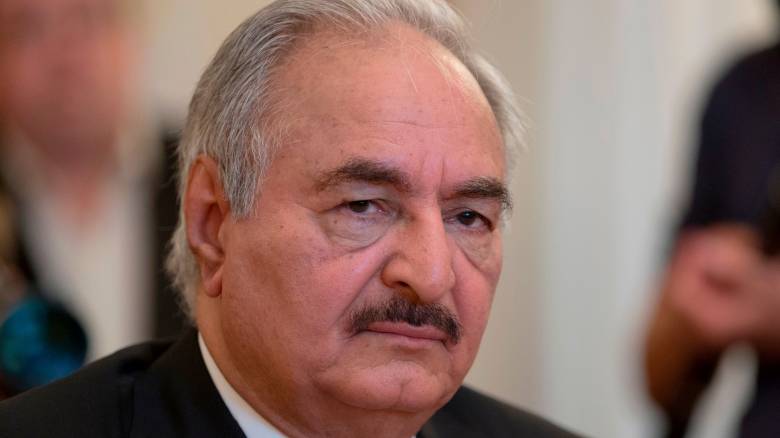 Χαλίφα Χαφτάρ: Ποιος είναι ο Λίβυος στρατάρχης που έριξε... πόρτα στους Ευρωπαίους