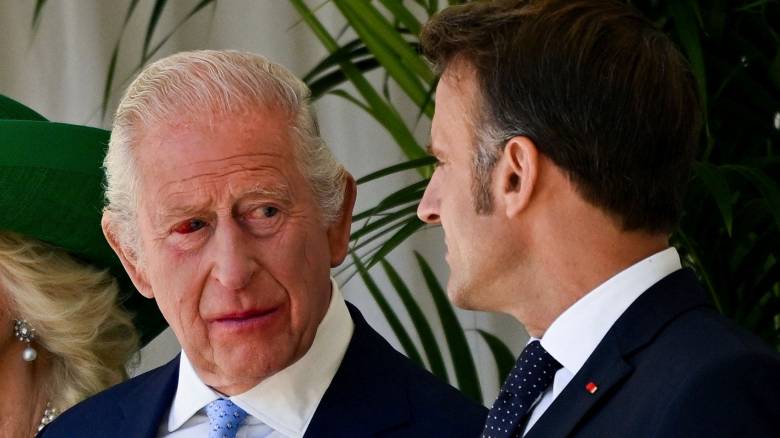 Ανησυχία προκαλεί το κόκκινο μάτι του Καρόλου