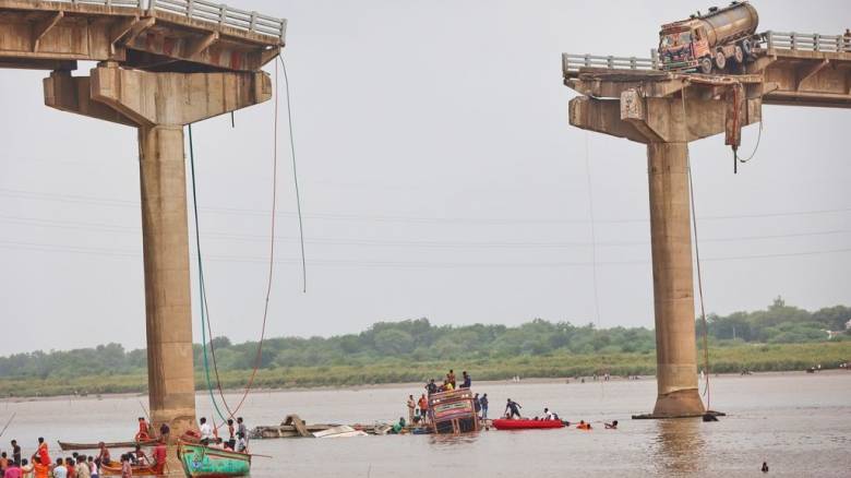 Ινδία: Εννέα νεκροί μετά από κατάρρευση γέφυρας στο κρατίδιο Γκουτζαράτ