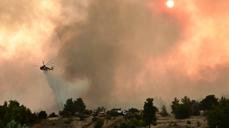 Μεγάλη φωτιά στον Ωρωπό: Εκκενώθηκε οικισμός - Επιχειρούν 21 εναέρια μέσα