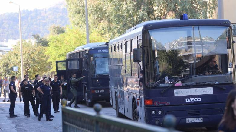 Δολοφονία Γρίβα: Πειθαρχική έρευνα στον δικηγόρο του δράστη που πέταξε μπουκάλι στη δίκη