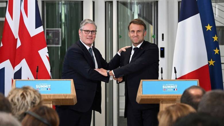 Συμφωνία Μακρόν - Στάρμερ για πιλοτική «ανταλλαγή μεταναστών»: Μία έξοδος, μία είσοδος