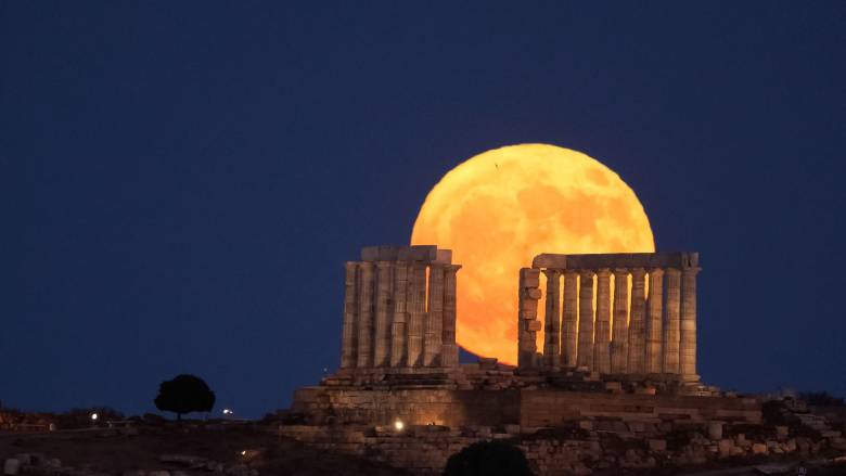 Μαγευτικές εικόνες από την Πανσέληνο του «Κόκκινου Ελαφιού» - Στολίζει τον έναστρο ουρανό