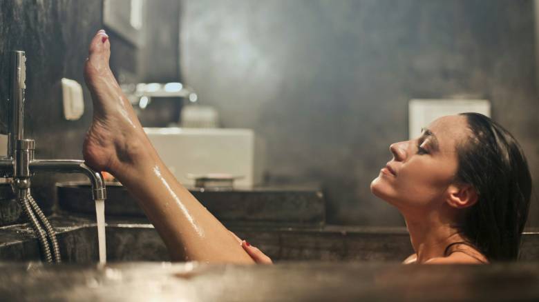 Πόσο συχνά πρέπει να κάνουμε μπάνιο ή ντουζ - Οι επιστήμονες απαντούν