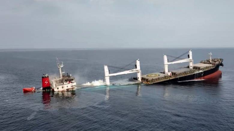 Επίθεση Χούθι: Άλλα τέσσερα μέλη του ελληνόκτητου «MV ETERNITY» διασώθηκαν - Αγνοούνται δεκαπέντε